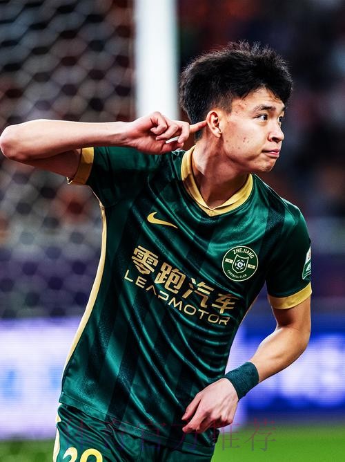 王钰栋开出前场任意球,彭啸禁区内劲射破门!比分变为1比0! 王钰栋开出前场任意球,彭啸禁区内劲射破门!比分变为1比0!